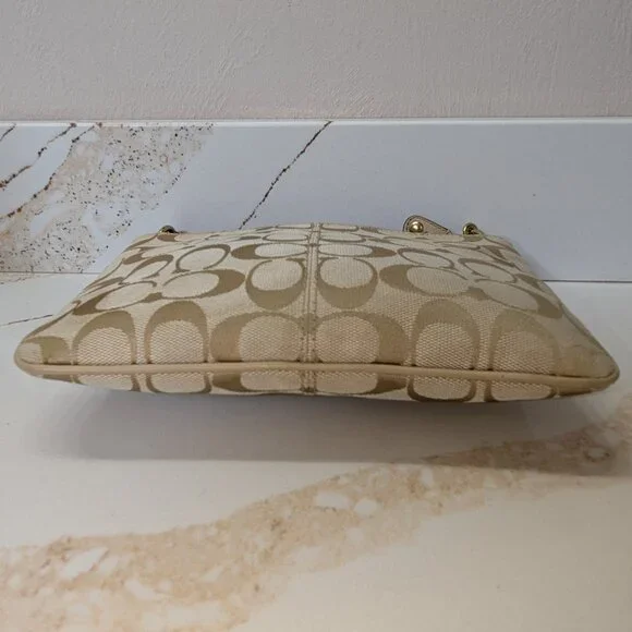 Coach crossbody, front zip pockets, jacquard & leather. - Picture 8 of 9